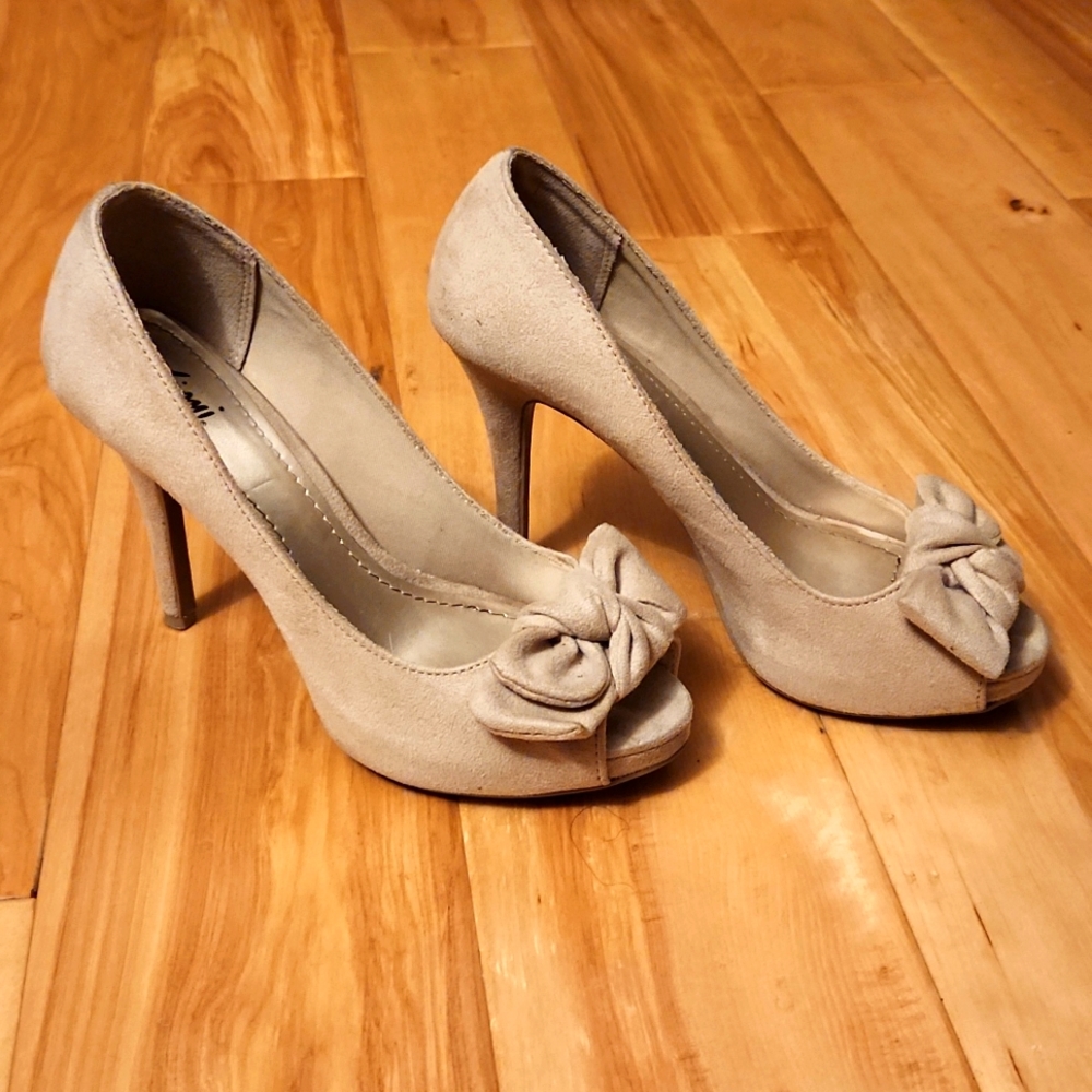 Cute Bow, Suede Peep toe Beige Heels.